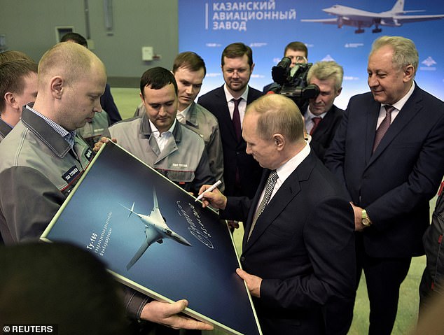 Putin signiert ein Bild eines TU-160M-Atombombers während eines Besuchs in der Gorbunov Aviation-Fabrik in Kasan, Russland, 25. Januar 2018 (Aktenfoto)