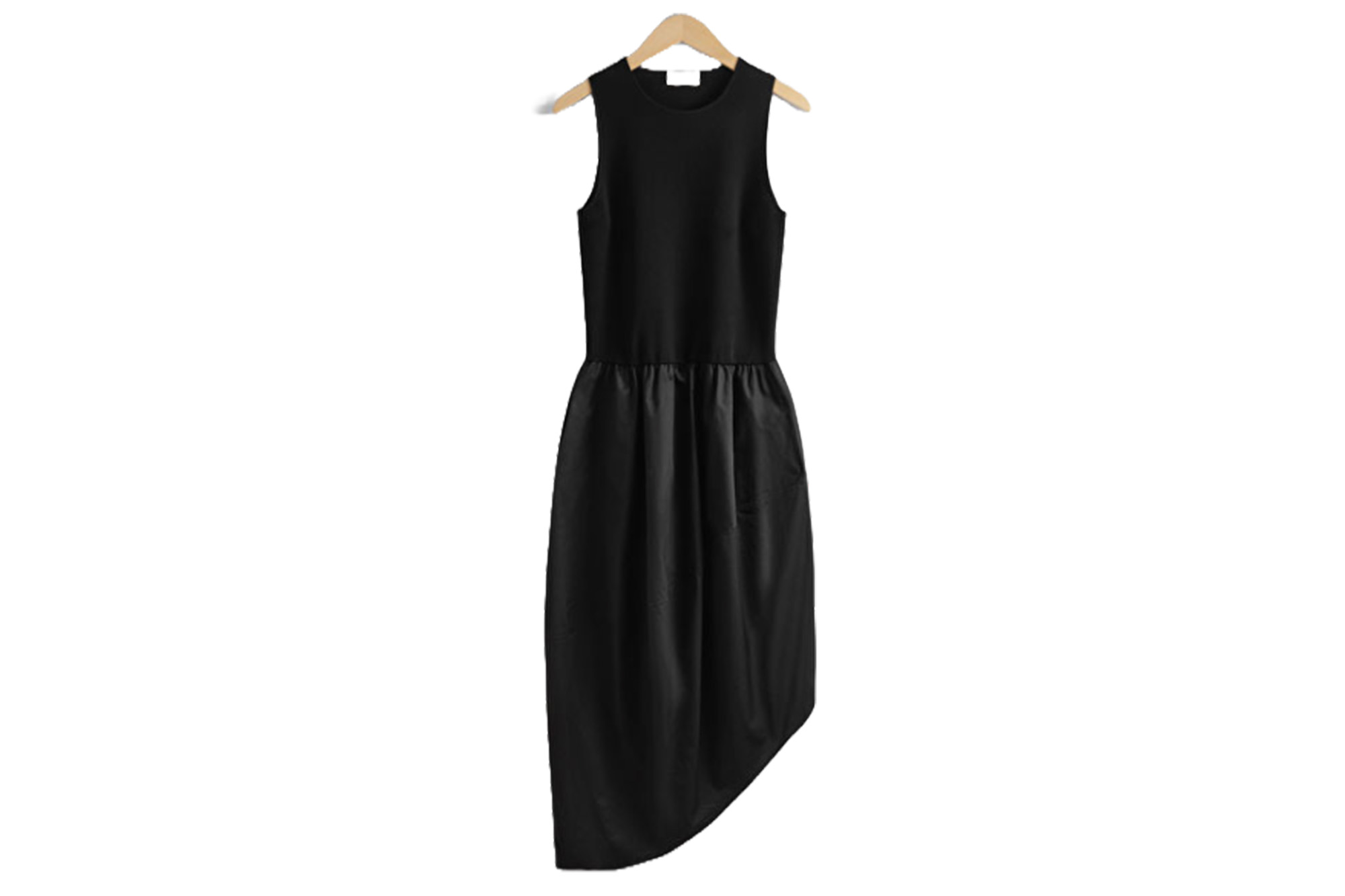 Ein schwarzes asymmetrisches Kleid