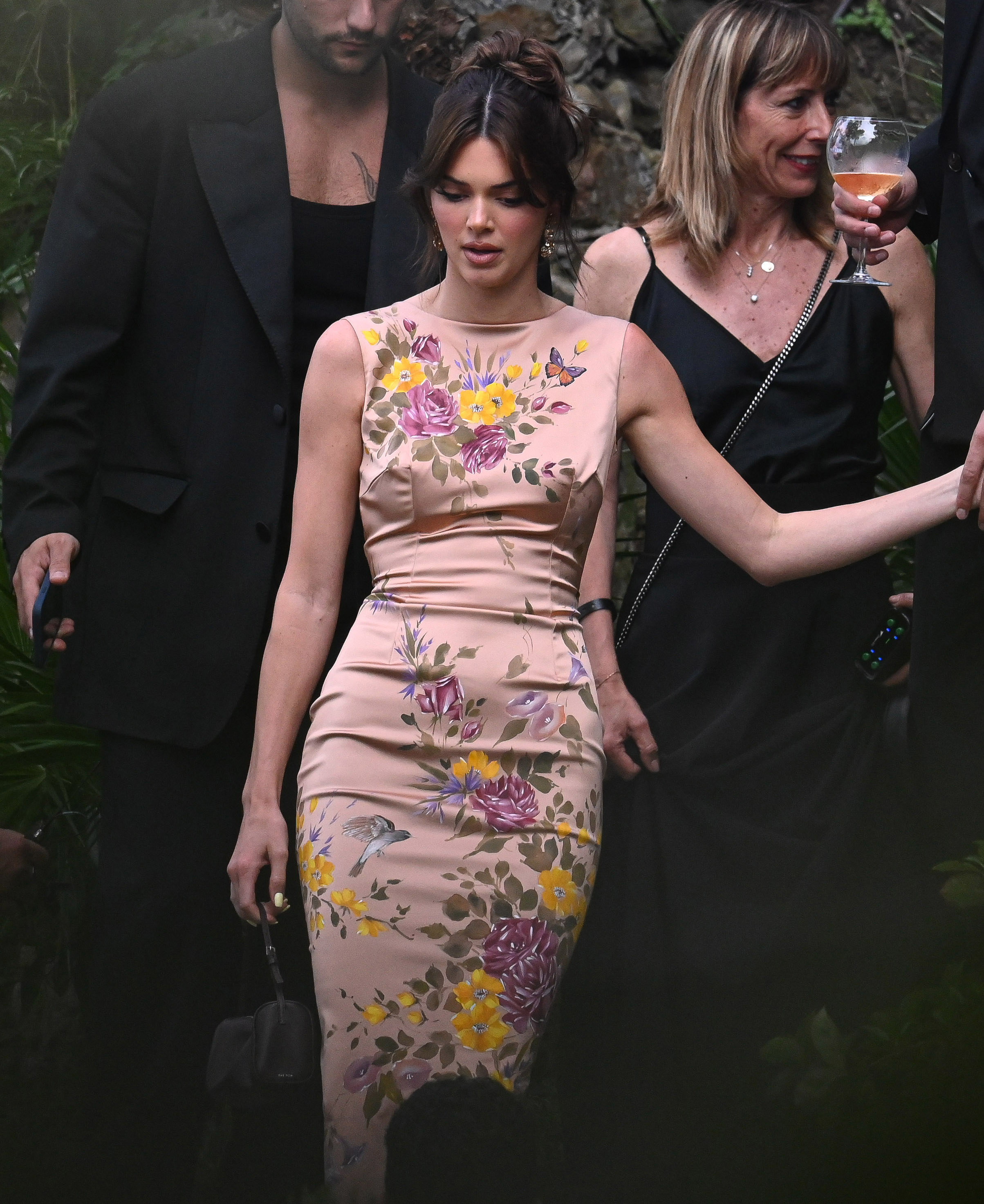 Kendall Jenner in einem eleganten Blumenkleid