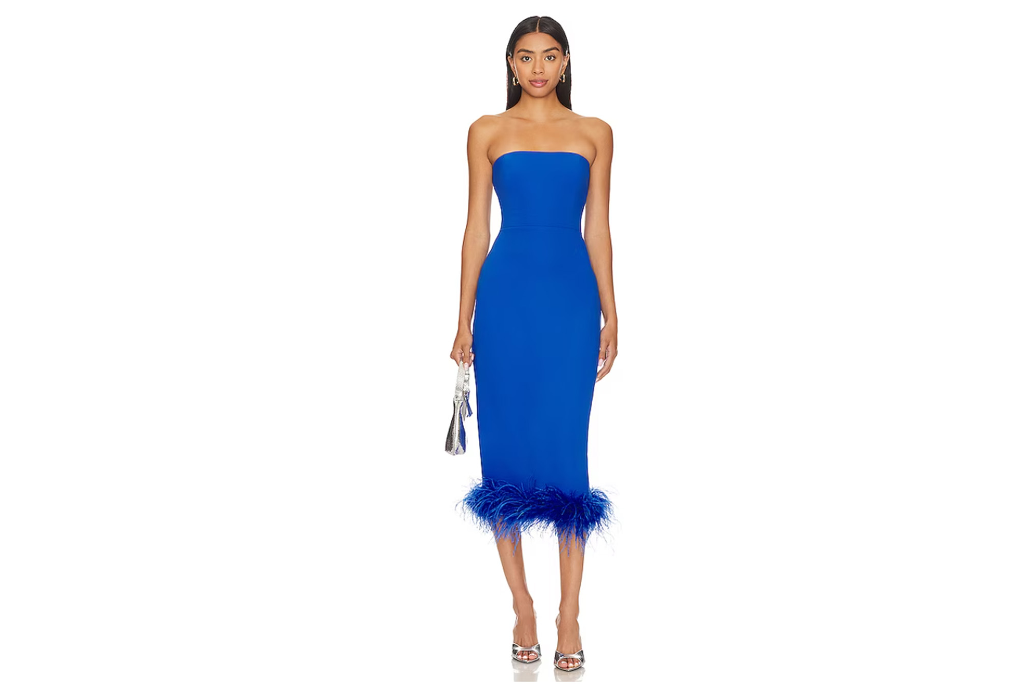 Ein Model in einem trägerlosen blauen Kleid mit Federbesatz unten