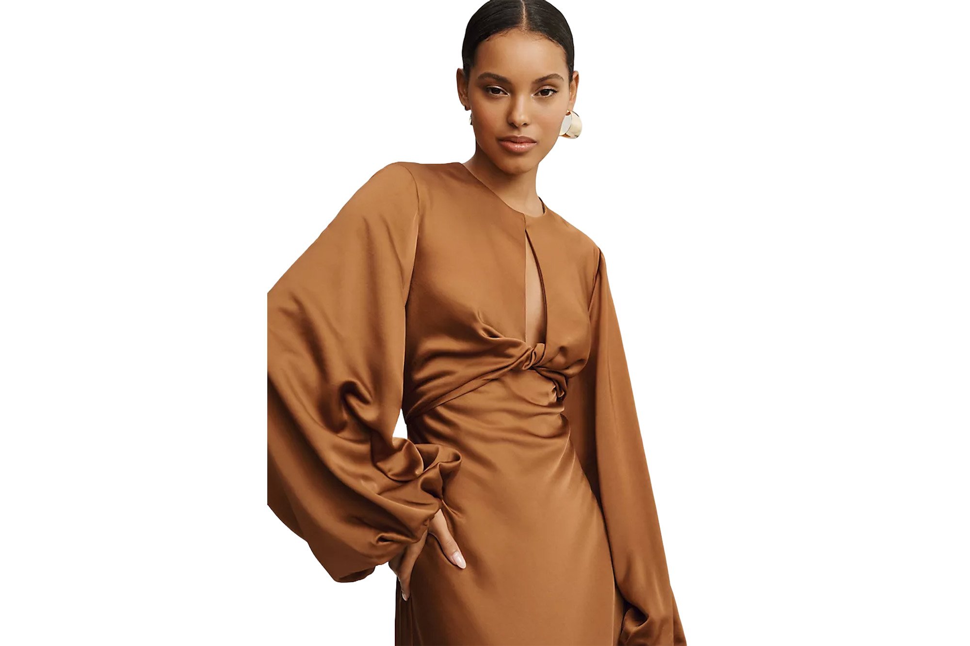 Ein Model in einem karamellfarbenen Seidenkleid mit Ausschnitten