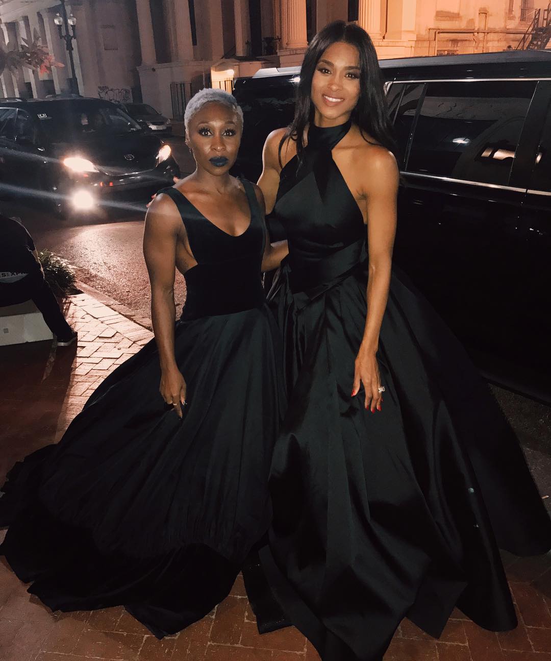 Cynthia Erivo und Ciara in schwarzen Kleidern