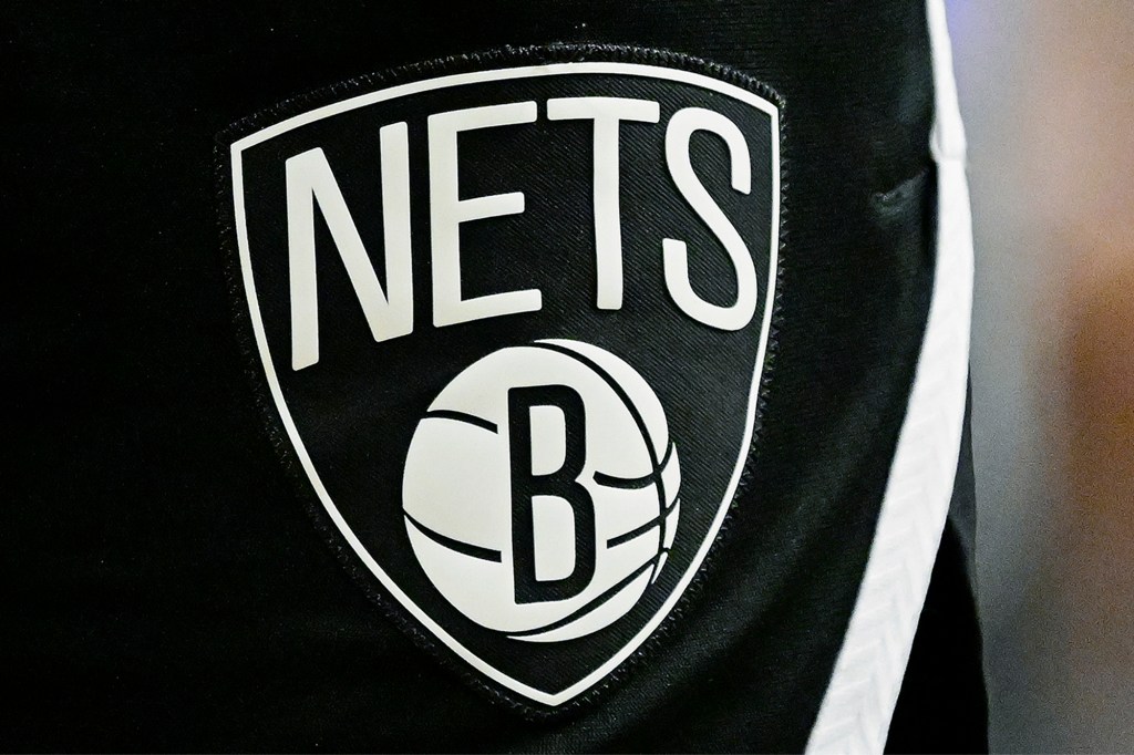 Ein Blick auf das Logo der Brooklyn Nets vor einem Spiel im Februar 2022.