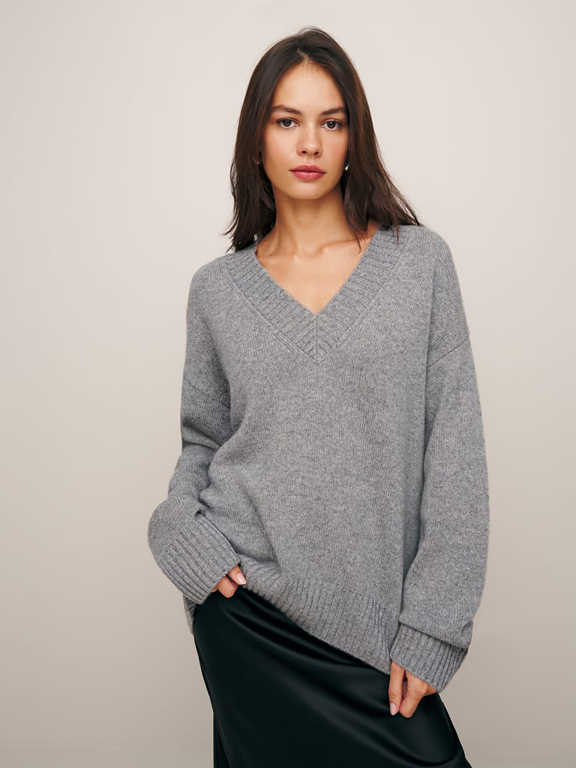 Ein Model in einem grauen Pullover