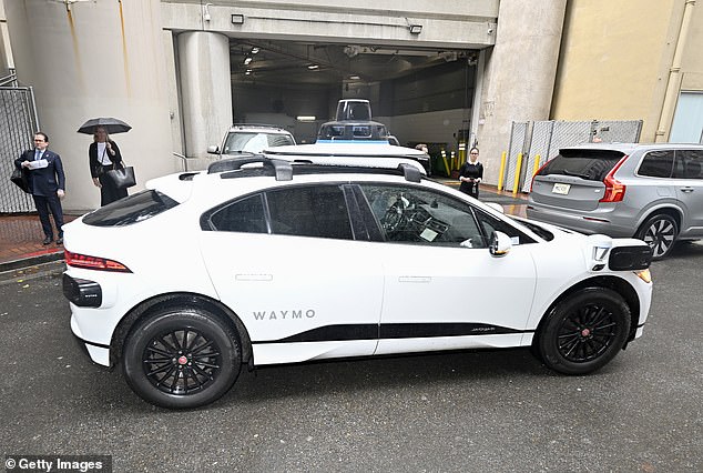 Eine Reihe von Kameras an der Außenseite der autonomen Taxis von Waymo sollen Unfälle verhindern.  Aber mindestens zwei davon waren kürzlich in Unfälle verwickelt.