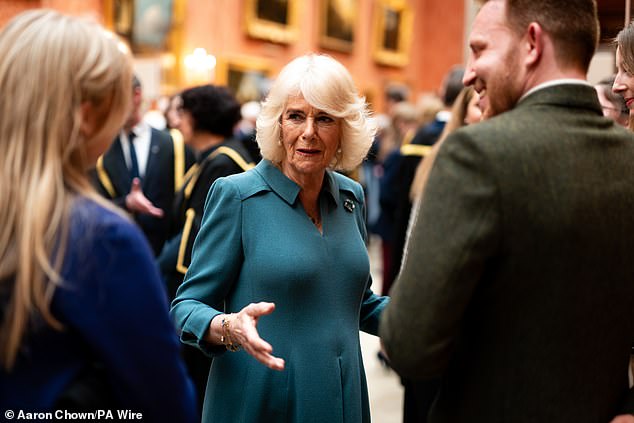 Königin Camilla trifft Mitglieder des Plumpton College, nachdem sie die Queen's Anniversary Prizes for Higher and Further Education überreicht hat