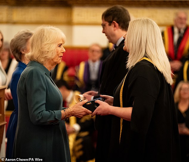 Camilla überreicht den Queen's Anniversary Prize an Vertreter des Loughborough College