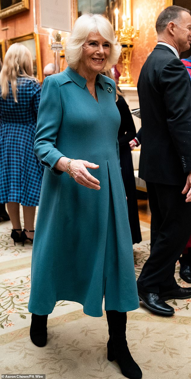 Zur Preisverleihung in London, die alle zwei Jahre stattfindet, trug die Königin ein elegantes grünes Kleid
