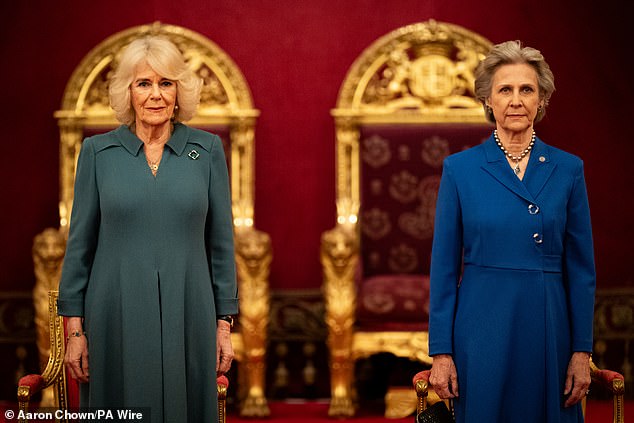 Die Königin führte die Show an, an ihrer Seite die Herzogin von Gloucester, gekleidet in ein elegantes blaues Ensemble