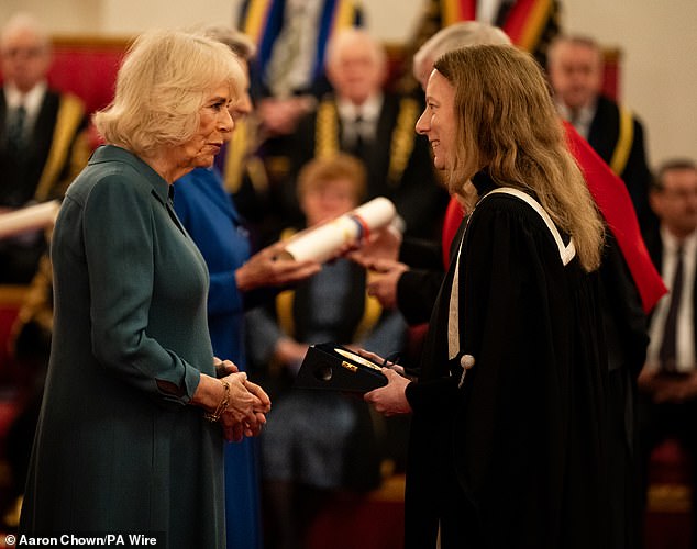 Königin Camilla überreicht den Preis an Vertreter der Universität Birmingham