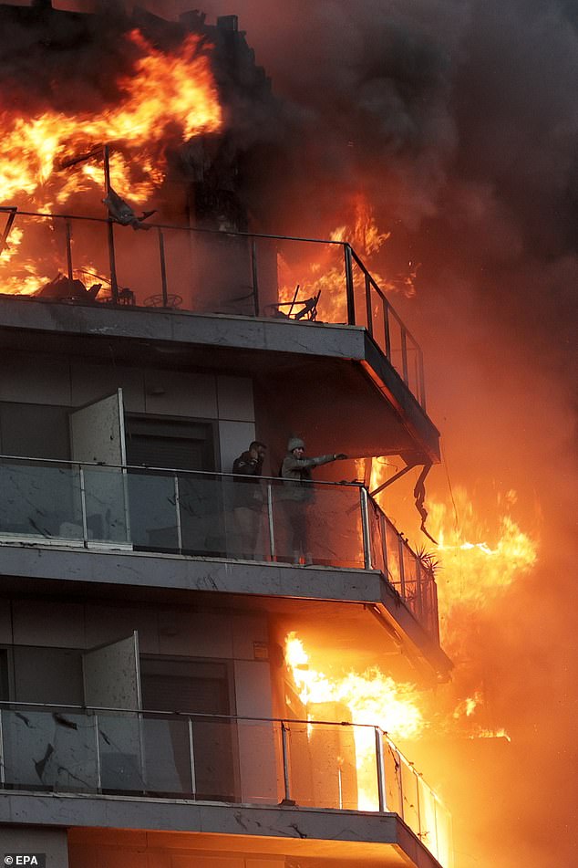 Die Bewohner saßen auf ihren Balkonen fest – nur wenige Meter von den Flammen entfernt – und warteten darauf, dass die Feuerwehr sie aus dem Inferno rettete