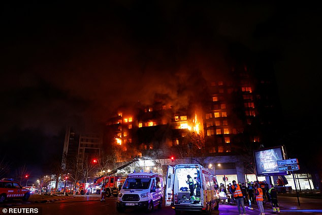 Rettungsdienste sind am Brandort eines Wohnhauses in Valencia im Einsatz