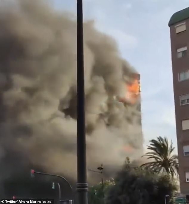 Eine schwarze Rauchwolke hüllte das Gebäude am Donnerstagabend vollständig ein und es brannten Flammen