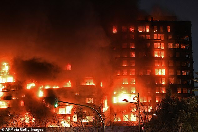 Berichten zufolge wurde die 14-stöckige Wohnung „auf ein Skelett reduziert“, während ein nahegelegenes Gebäude ebenfalls von den Flammen verzehrt wurde