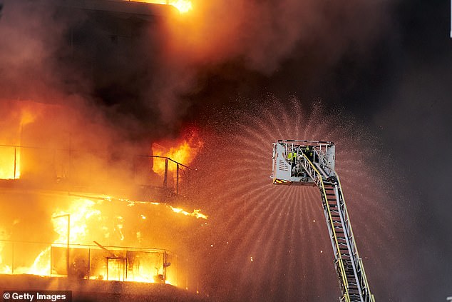 Während des Gebäudebrandes am 22. Februar in Valencia, Spanien, arbeitet ein Feuerwehrmann vor Ort