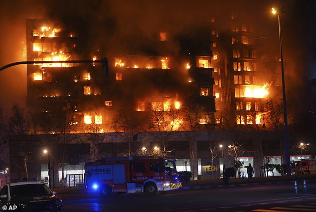 Bilder zeigten Flammen und riesige schwarze Rauchwolken, die das Gebäude verschlangen