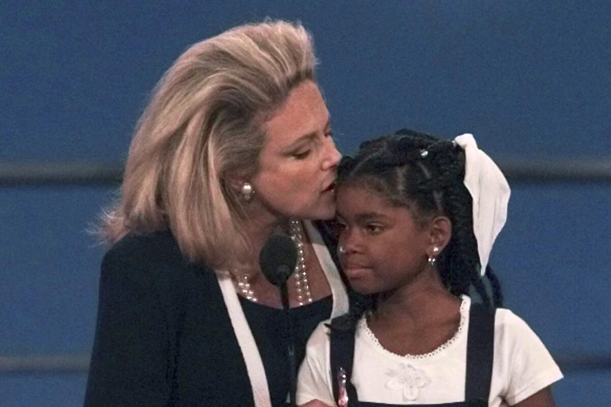Mary Fisher küsst die 12-jährige Hydeia Broadbent, als beide auf der Abendsitzung des GOP-Kongresses 1996 eine Ansprache hielten
