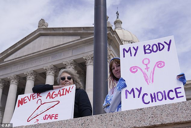 Oben sind Aktivisten außerhalb der gesetzgebenden Körperschaft des Bundesstaates Oklahoma abgebildet.  Sie fordern die Gesetzgeber der Bundesstaaten auf, Abtreibungen nicht zu verbieten