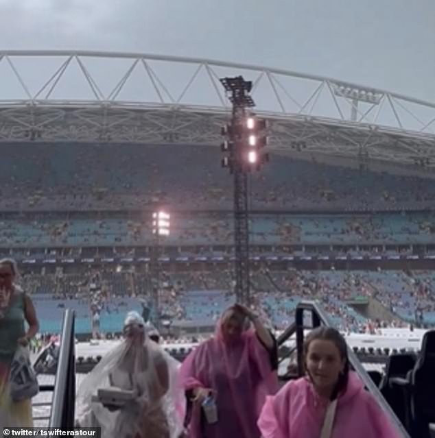 Fans, die auf dem Boden und in den unteren Schüsselebenen des Stadions saßen, wurden gebeten, sich in das Stadion zu begeben, nachdem in nur 10 Kilometern Entfernung ein Blitz einschlug