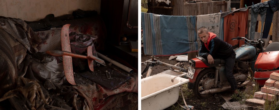 Diptychon: ein Spielzeugflugzeug in den Trümmern;  Ein Junge sitzt auf einem Dirtbike neben einer Badewanne und reicht Wäsche