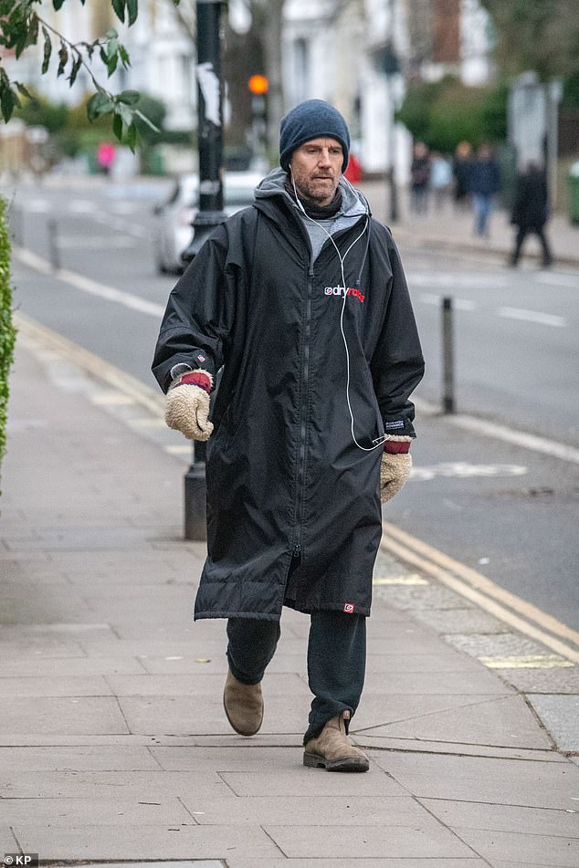 Take That's Jason Orange, den man selten in der Öffentlichkeit sieht, wurde Anfang des Monats dabei gesehen, wie er in einem Trockenmantel durch Hampstead schlenderte