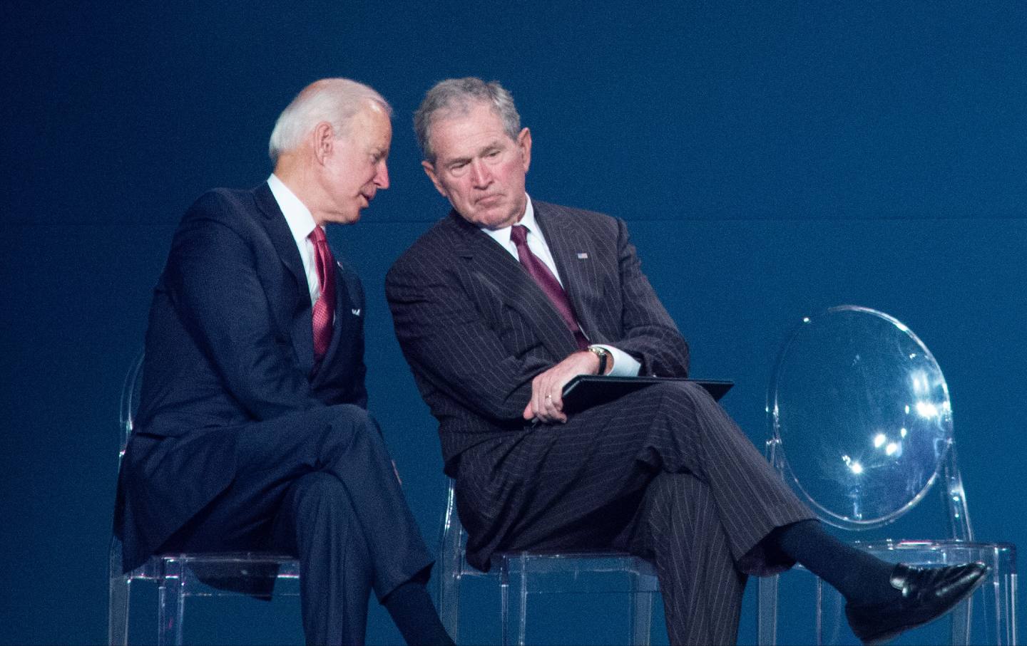 Joe Biden und George W. Bush warten auf die Verleihung der Freiheitsmedaille 2018 im National Constitution Center am 11. November 2018 in Philadelphia, Pennsylvania.