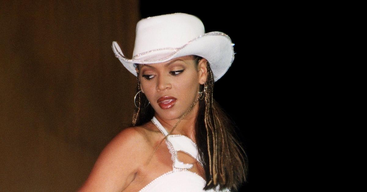 Beyoncé tritt 1999 mit Cowboyhut auf