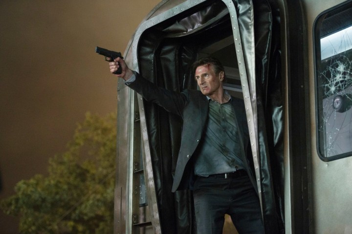 Liam Neeson richtet in „The Commuter“ eine Waffe auf einen Zug.