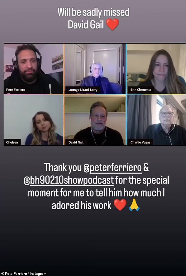Peter Ferriero, der den Rewatch-Podcast „Beverly Hills, 90210“ moderiert, hat einige Clips aus der Zeit geteilt, als der Schauspieler zu Ehren in seinem Podcast auftrat