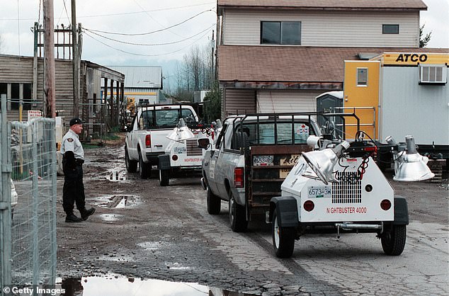 Ermittler werden im April 2002 auf Picktons Schweinefarm in British Columbia, Kanada, gesehen, als Teil einer einjährigen, 70 Millionen US-Dollar teuren Ausgrabung des Grundstücks, bei der erschreckende Beweise für Morde ans Tageslicht kamen