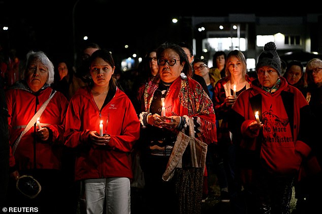 Am Tag bevor Pickton auf Bewährung entlassen werden konnte, veranstalteten die Familien eine Mahnwache bei Kerzenlicht und hängten rote Kleider zum Gedenken an ihre Lieben auf