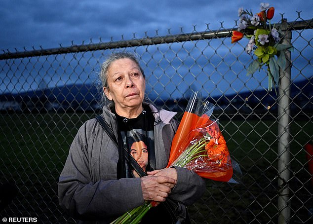 Michelle Pineault bringt Blumen zum Gedenken an ihre Tochter Stephanie Lane, eines der Opfer des Serienmörders