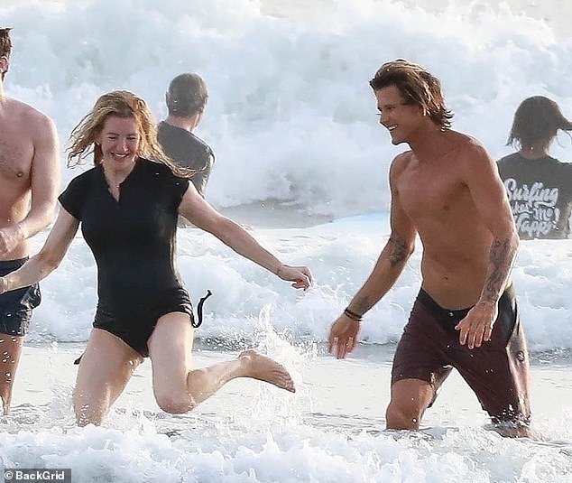Ellies unbeschwerter Tag am Strand von Costa Rica, während sie mit Armando in den Wellen herumtollt