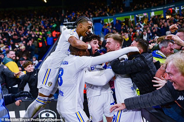 Die jubelnden Leeds-Spieler jubeln, nachdem Gray sie mit ihrem Tor gegen Leicester in Führung gebracht hat