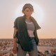 Alynda Segarra posiert mit der Wüste im Hintergrund
