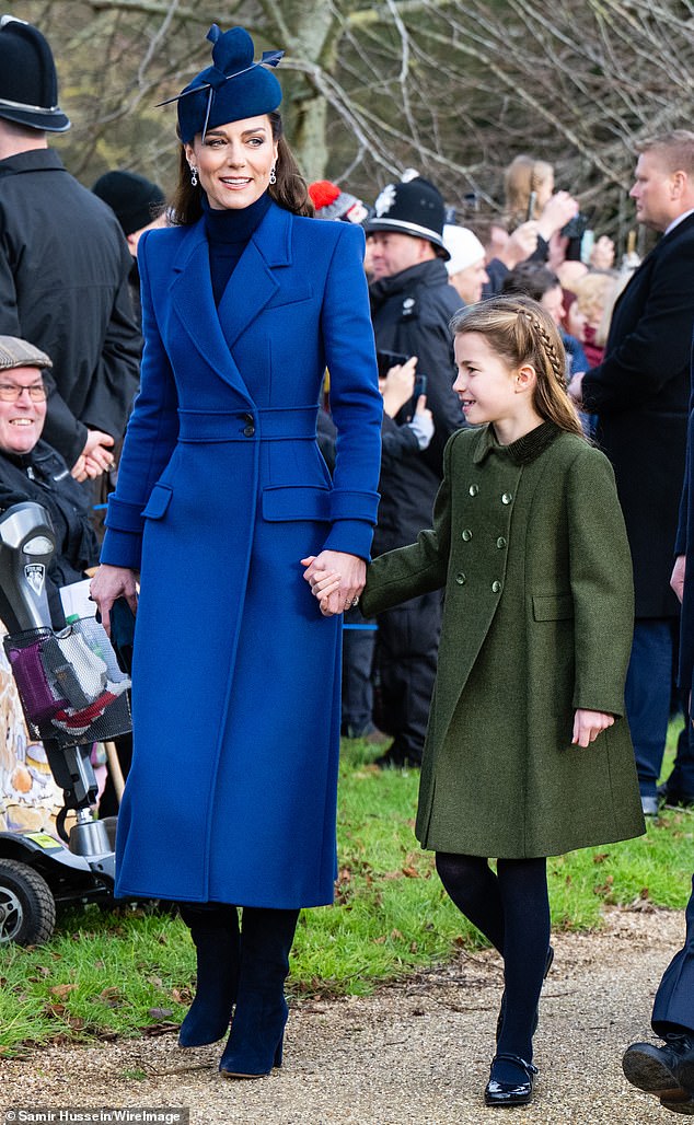 Kate und Prinzessin Charlotte am Weihnachtstag auf dem königlichen Spaziergang zur Kirche in Sandringham