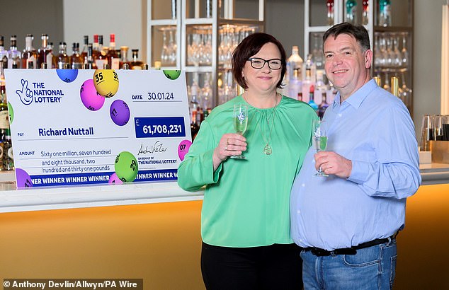 Das Ehepaar Richard und Debbie Nuttall aus Lancashire hat im Lotto 61 Millionen Pfund gewonnen
