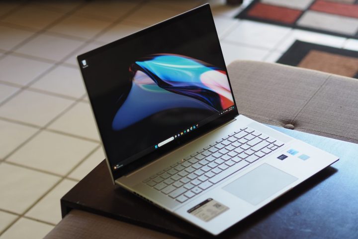 Foto eines HP Envy 16 Laptops.