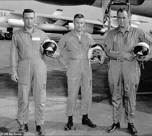 Flugzeugbesatzung der B-47, von links nach rechts: Major Howard Richardson, Leutnant Bob Lagerstrom und Kapitän Leland Woolard