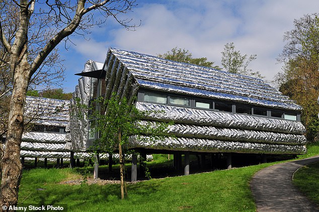 Die Architekturgruppe gewann einen Wettbewerb, um die acht kostengünstigen Edelstahleinheiten an der Aberystwyth University zu bauen