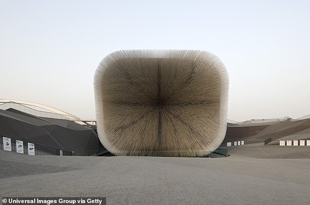 Der britische Pavillon in China, auch als Samenkathedrale bekannt, ist von über 60.000 Glasfaserstraßen umgeben, an deren Spitze sich jeweils ein Pflanzensamen befindet
