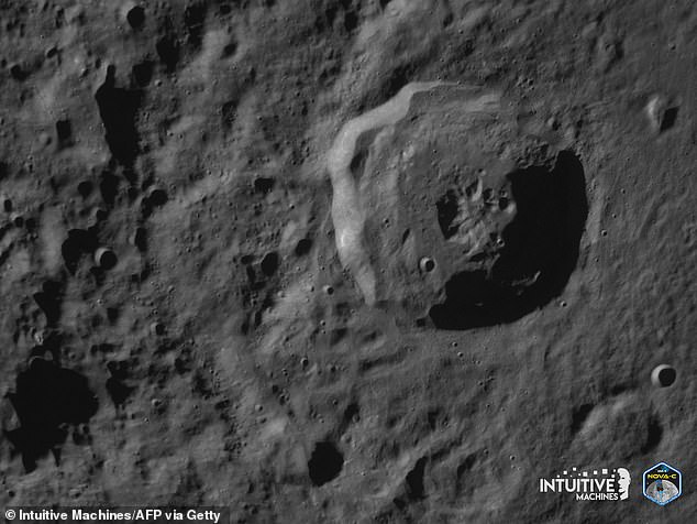 Der sechsbeinige Roboterlander landete um 17:30 Uhr ET in einem Krater namens Malapert A (im Bild) in der Nähe des Südpols des Mondes