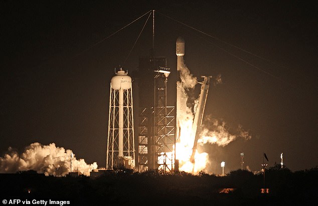 Eine SpaceX Falcon 9-Rakete hebt von der Startrampe LC-39A im Kennedy Space Center mit der Mondlandermission Nova-C von Intuitive Machines in Cape Canaveral ab