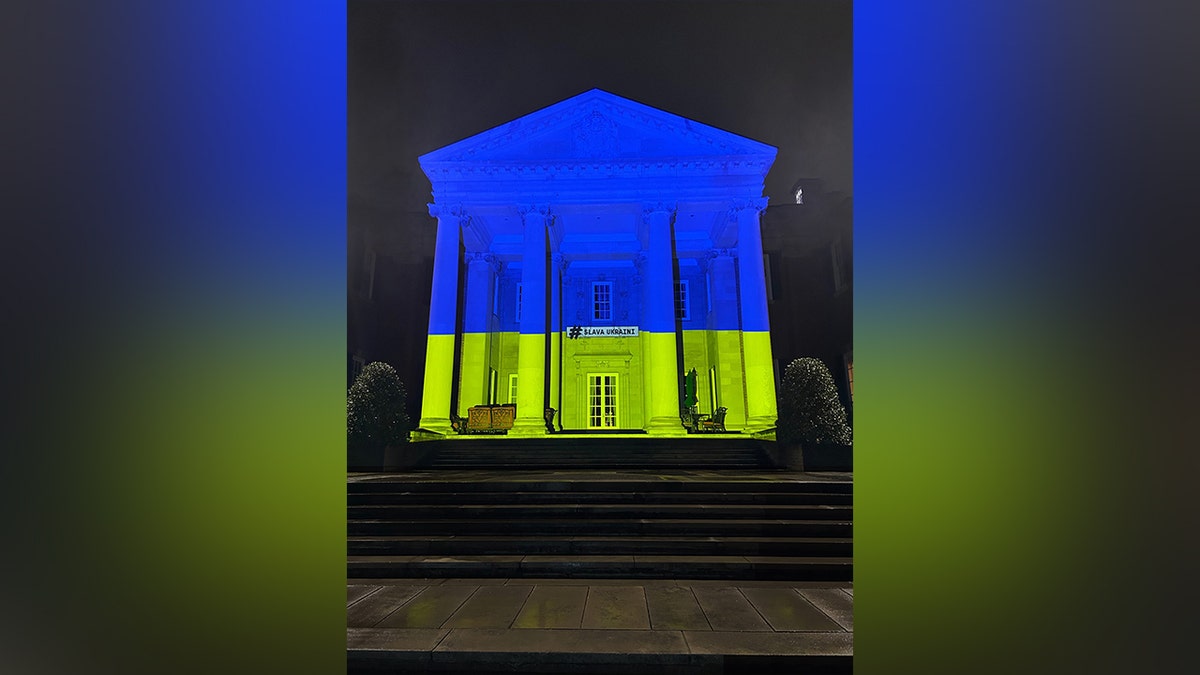 Die britische Botschaft in Washington, D.C. erstrahlte in den Farben der ukrainischen Flagge
