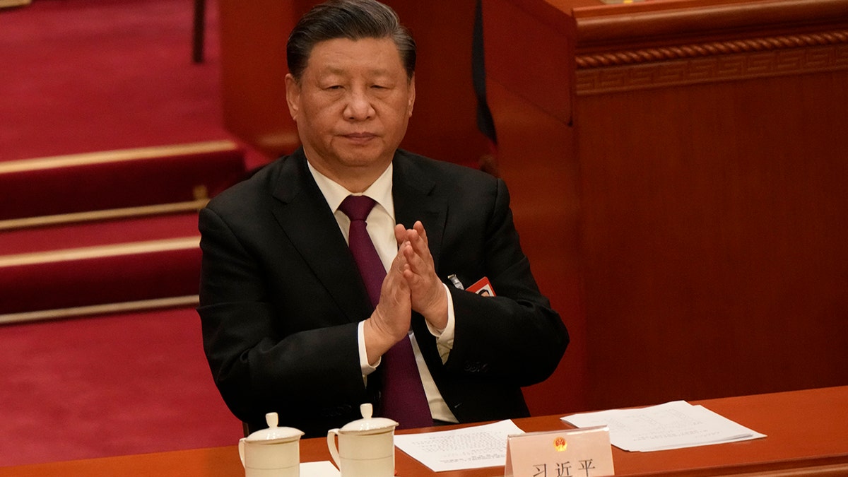 Xi Jinping klatscht