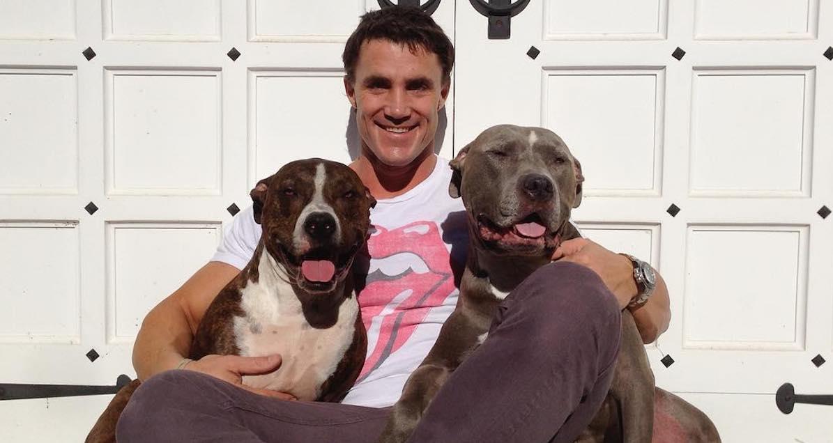 Greg Plitt posiert mit zwei Hunden