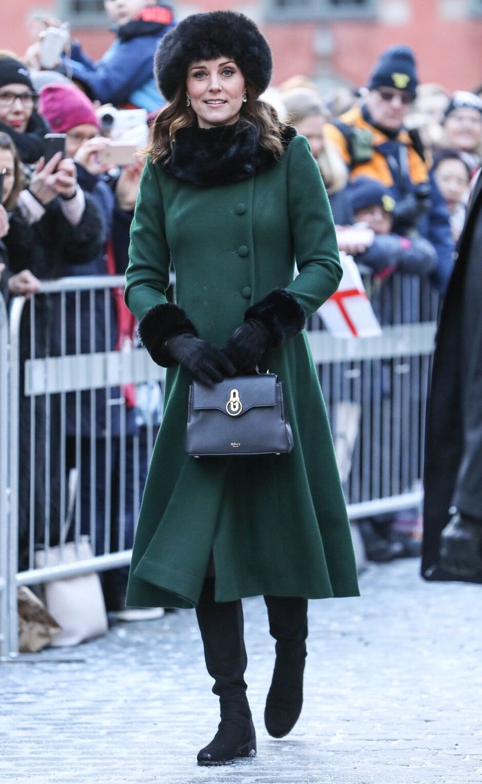 Kate trägt ein grünes Mantelkleid mit einer Pelzmütze