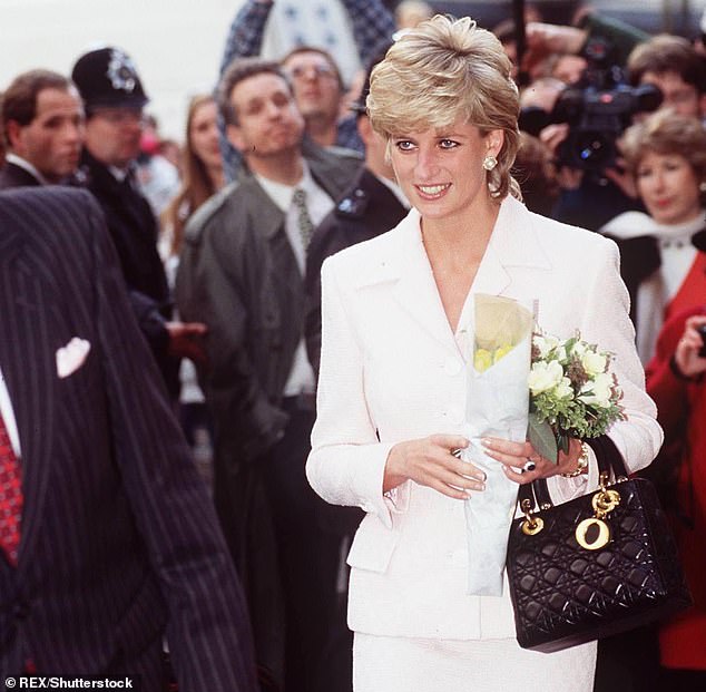 Prinzessin Diana mit ihrer Dior-Handtasche im National Hospital for Neurology and Neurosurgery in London im Jahr 1996