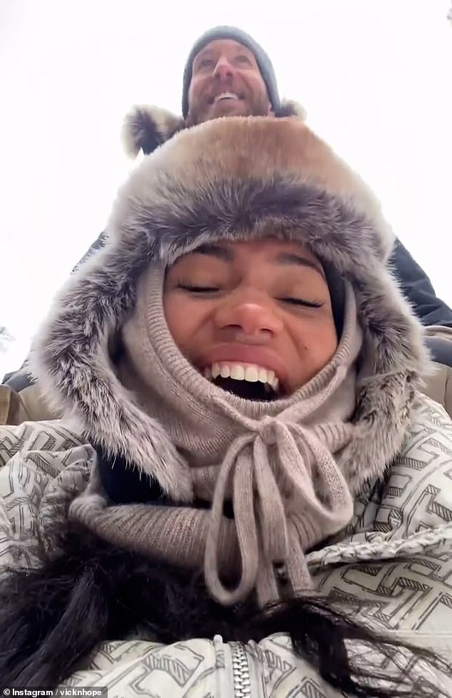 Auf Instagram teilte Vicky ihre Reise und zeigte Clips des Paares beim Hundeschlittenfahren und bei kalten Stürzen im Schnee