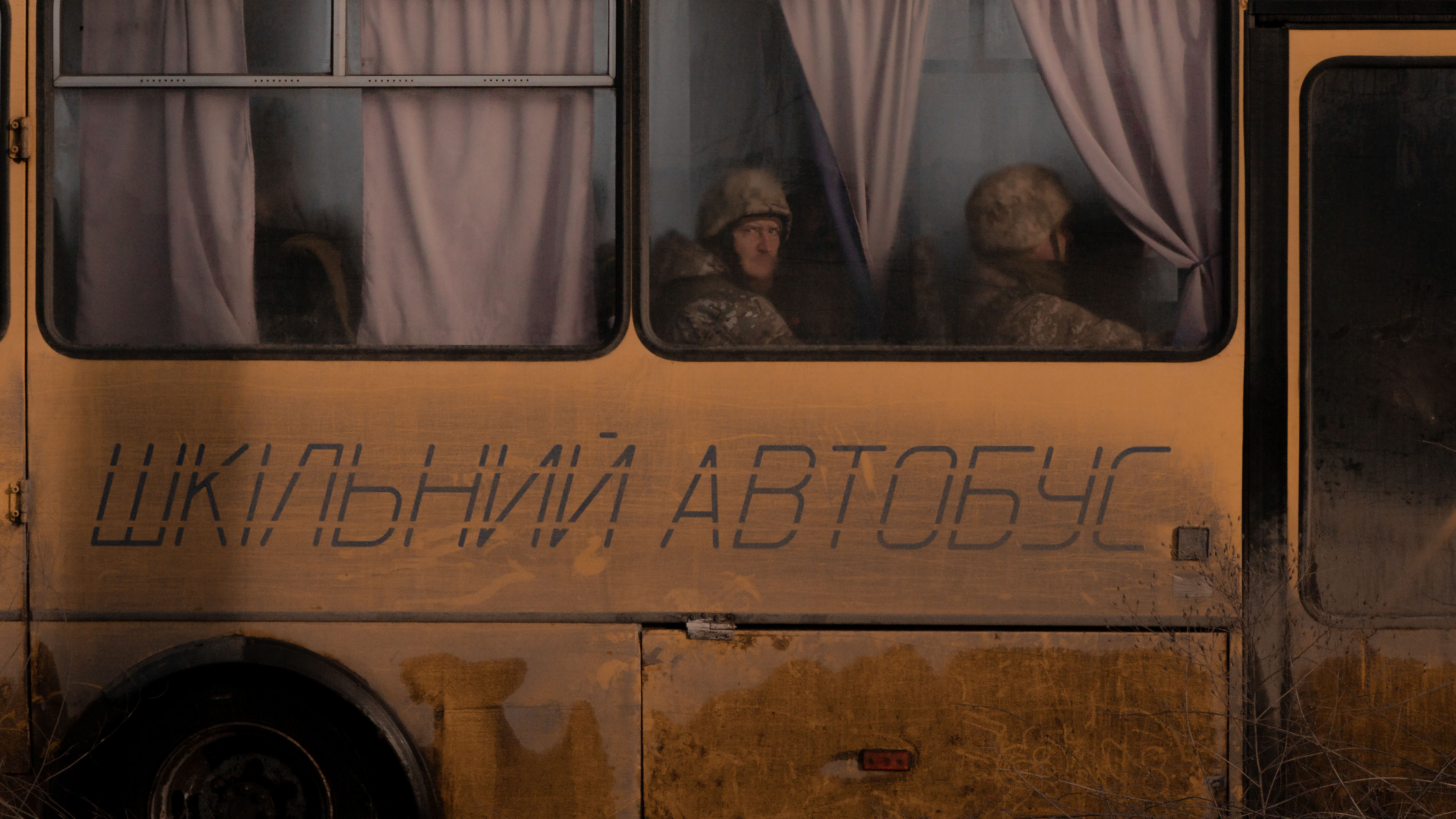 Ein Schulbus im Bezirk Kupiansk der Provinz Charkiw transportiert im Februar 2023 Truppen von der Frontlinie.